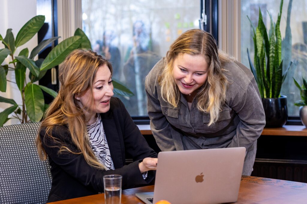 Twee vrouwen bij laptop